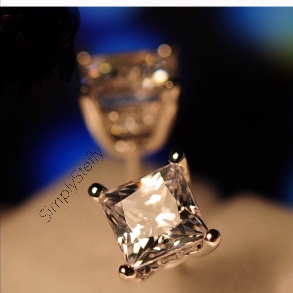 💕 1-1/4 Ct. SS Princess Cut Earrings - Picture 2 of 6
